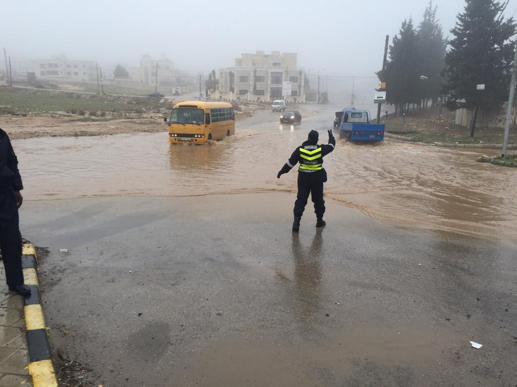 إغلاق شارع وادي القمر والبساتين بالرصيفة بسبب ارتفاع منسوب المياه