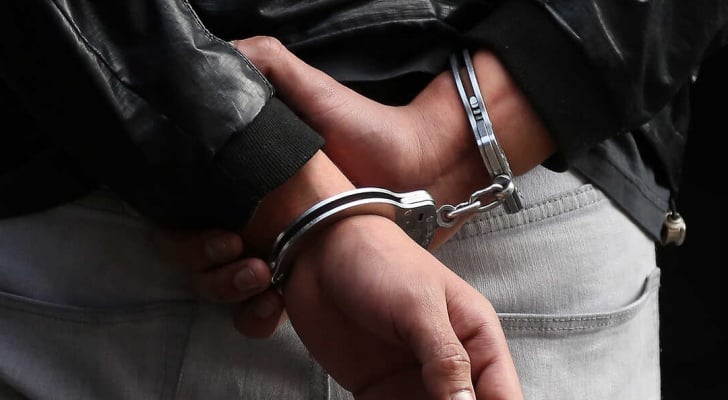 الأمن يضبط مطلوبا ومحكوما بالسجن ٢٠ عاما