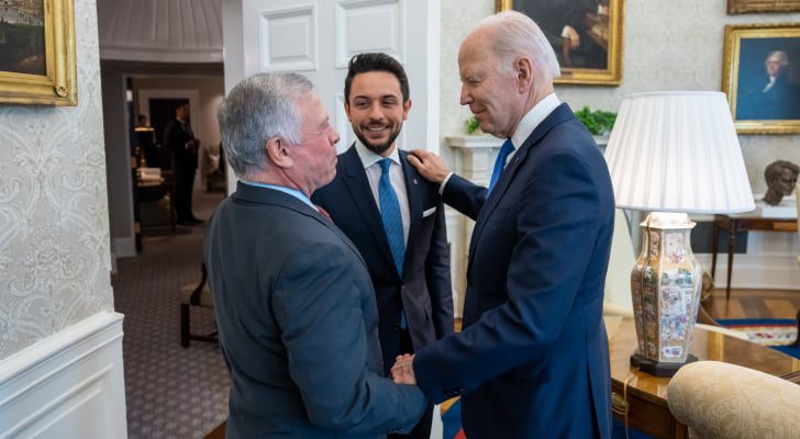 بايدن يُشيد بدور الأردن في استقرار الشرق الأوسط