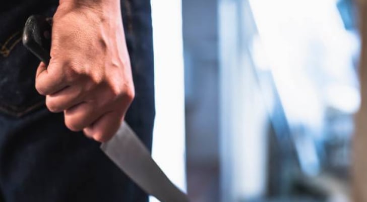 بتحريض من والدها.. شخص يعتدى على طفلة بأداة حادة في عمّان