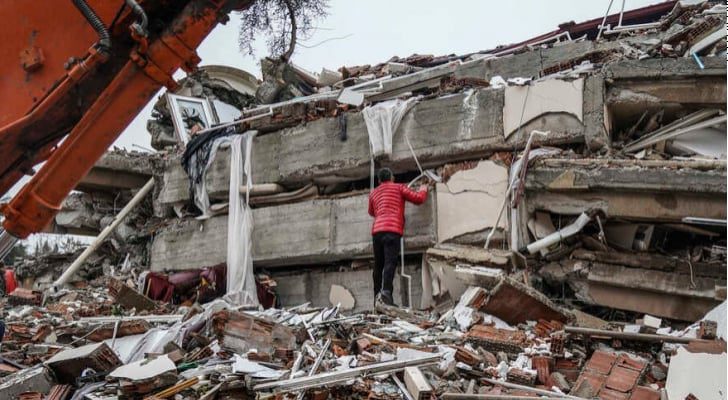 توقيف ١٢ مقاولا في تركيا عقب انهيار مبان بسبب الزلزال
