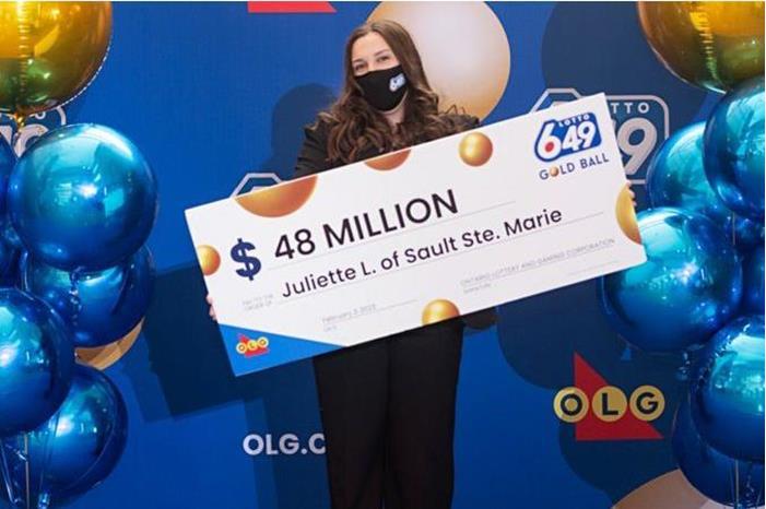 فتاة كندية تربح 36 مليون دولار بعد شرائها أول تذكرة يانصيب في حياتها