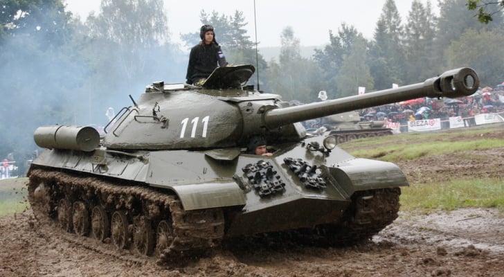 مسؤولة أمريكية ترجح خسارة روسيا نصف دباباتها في أوكرانيا