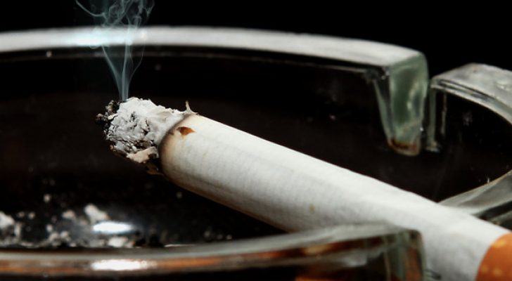 نائب يطالب الحكومة والوزراء بالإقلاع عن التدخين