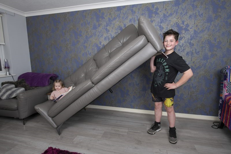 صورة حول : 'أقوى تلميذ بريطاني'.. عمره 10 سنوات ورفع 115 كيلوغراما 'أقوى تلميذ بريطاني'.. عمره 10 سنوات ورفع 115 كيلوغراما