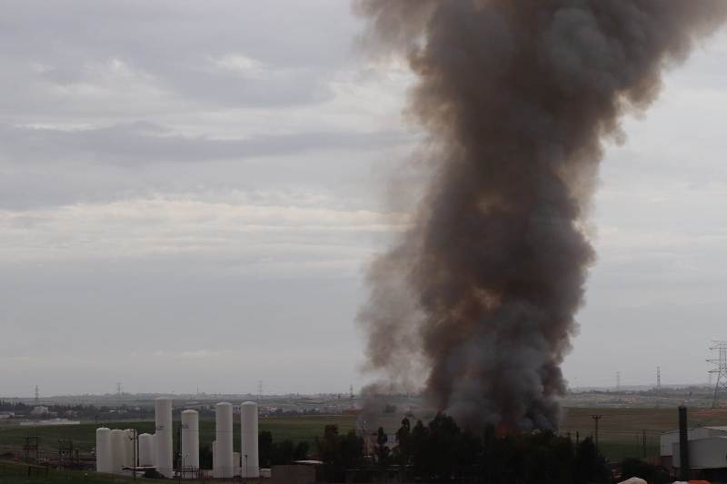 اندلاع حريق بمصنع في بلدة الجيزة ..صور