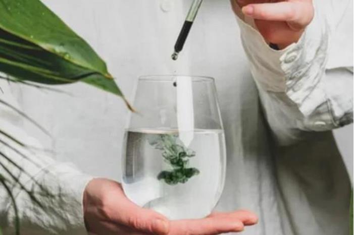 3 فوائد لشرب ماء الكلوروفيل لبشرتك.... تعرفي عليها