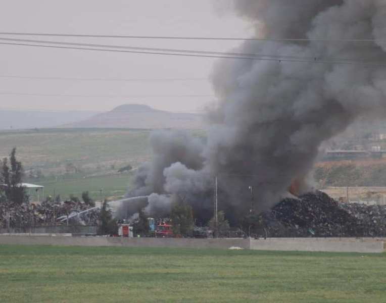 اندلاع حريق بمصنع في بلدة الجيزة ..صور