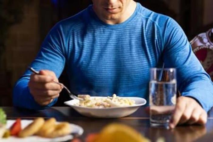 4 أعراض عند تناول الطعام قد تشير إلى نقص الحديد في الجسم