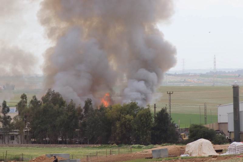 اندلاع حريق بمصنع في بلدة الجيزة ..صور