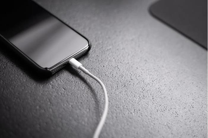 صورة حول : 5 حيل بسيطة لتسريع شحن هاتفك الذكي 5 حيل بسيطة لتسريع شحن هاتفك الذكي