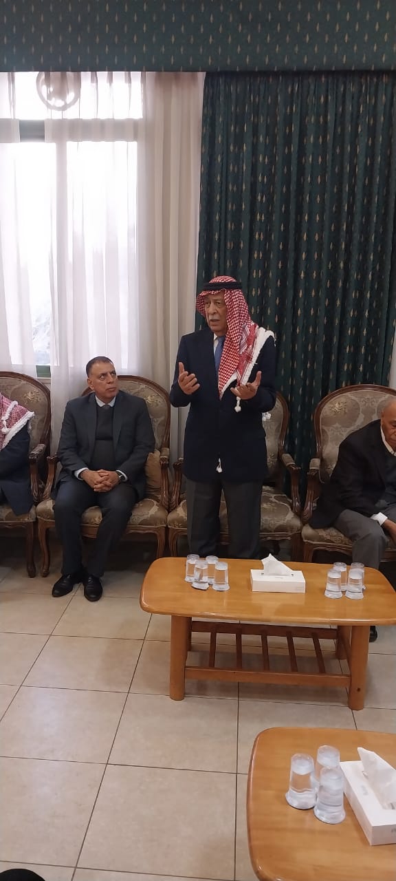 مندوبا عن الملك العيسوي يقدم واجب العزاء لعشيرة الفراية