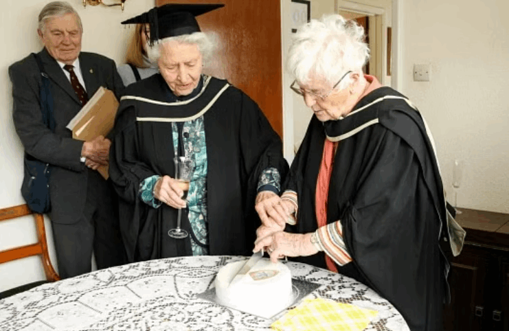 صورة حول : سيدتان تحصلان على الشهادة الجامعية بعد 60 عاما على تخرجهما في بريطانيا احداهن عمرها ١٠١ عاما سيدتان تحصلان على الشهادة الجامعية بعد 60 عاما على تخرجهما في بريطانيا احداهن عمرها ١٠١ عاما
