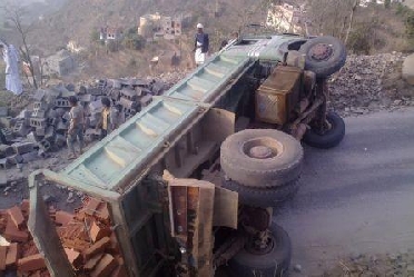 صورة حول : عجلون : ٣ إصابات بحادث تدهور قلاب وإصطدامه بعمود كهرباء ومركبة عجلون : ٣ إصابات بحادث تدهور قلاب وإصطدامه بعمود كهرباء ومركبة