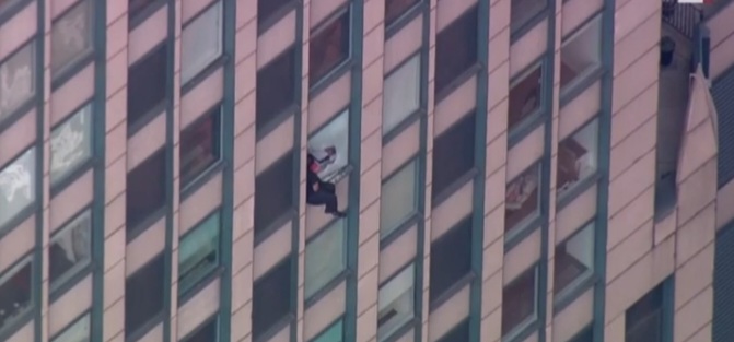 صورة حول : كاميرا ترصد شرطيًا ينقذ رجلًا حاول القفز من الطابق 31 كاميرا ترصد شرطيًا ينقذ رجلًا حاول القفز من الطابق 31
