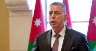 وزير الداخلية يطلق تطبيقا لإصدار تأشيرات السفر إلكترونيا