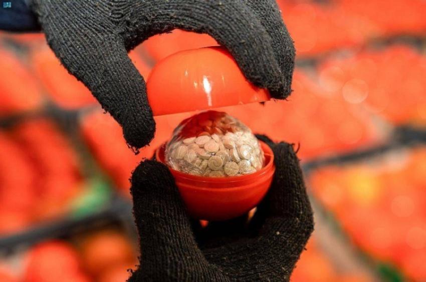 شاهدوا ... السعودية تضبط عملية تهريب مخدرات قادمة من الأردن داخل ثمار البندورة والرمان