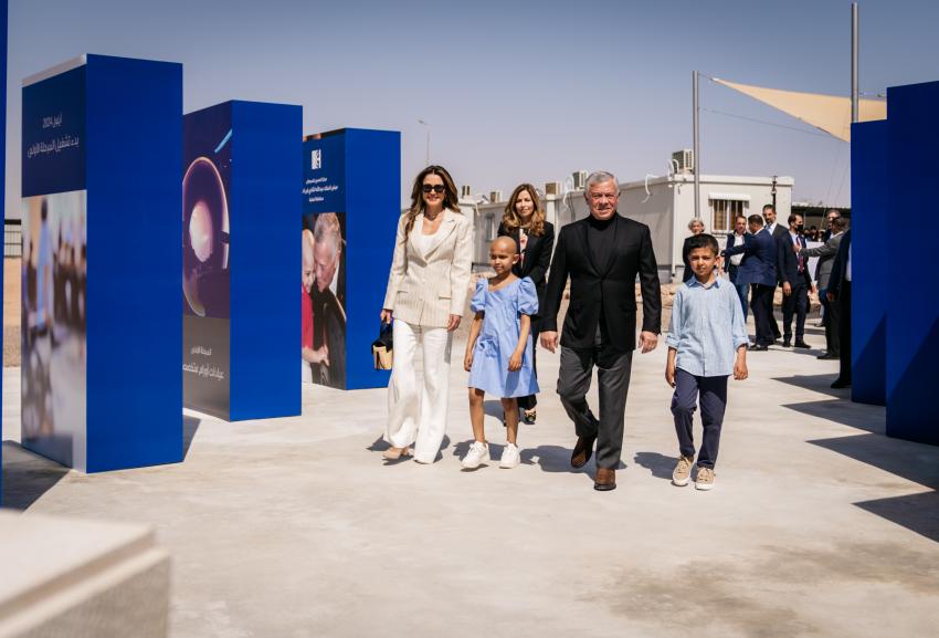 بالصور .. الملك يضع حجر الأساس لمشروع مركز الحسين للسرطان بالعقبة