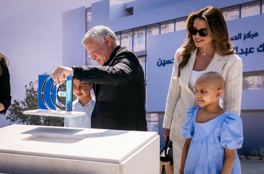 بالصور .. الملك يضع حجر الأساس لمشروع مركز الحسين للسرطان بالعقبة