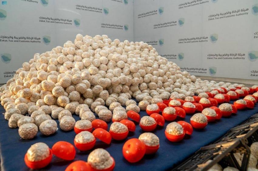 شاهدوا ... السعودية تضبط عملية تهريب مخدرات قادمة من الأردن داخل ثمار البندورة والرمان