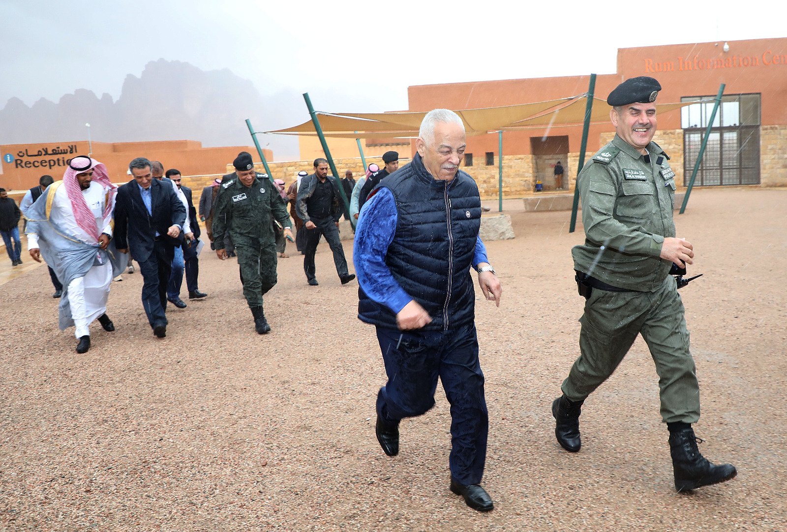 صورة حول : بالصور … العيسوي يلتقي مجموعة من اهالي منطقة وادي رم والديسه والشاكريه والصالحيه في مركز زوار وادي رم بالصور … العيسوي يلتقي مجموعة من اهالي منطقة وادي رم والديسه والشاكريه والصالحيه في مركز زوار وادي رم