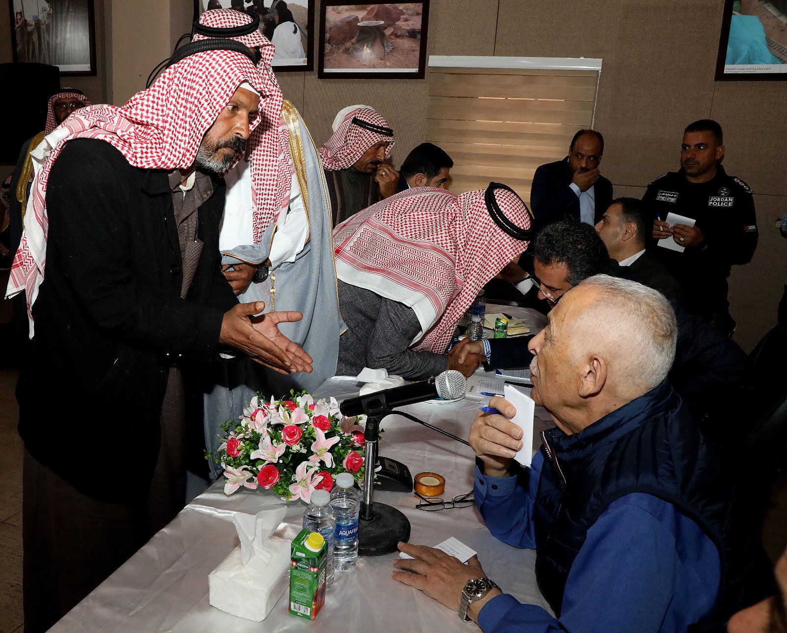 صورة حول : بالصور … العيسوي يلتقي مجموعة من اهالي منطقة وادي رم والديسه والشاكريه والصالحيه في مركز زوار وادي رم بالصور … العيسوي يلتقي مجموعة من اهالي منطقة وادي رم والديسه والشاكريه والصالحيه في مركز زوار وادي رم