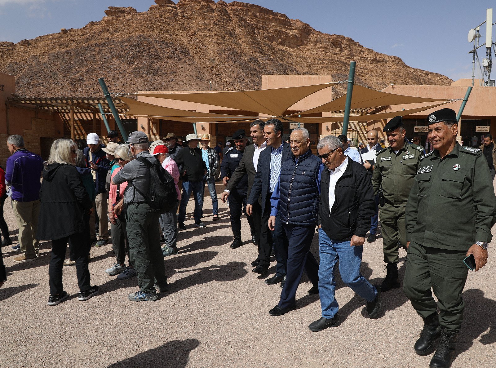 بالصور … العيسوي  يلتقي مجموعة من اهالي منطقة وادي رم والديسه والشاكريه والصالحيه في مركز زوار وادي رم