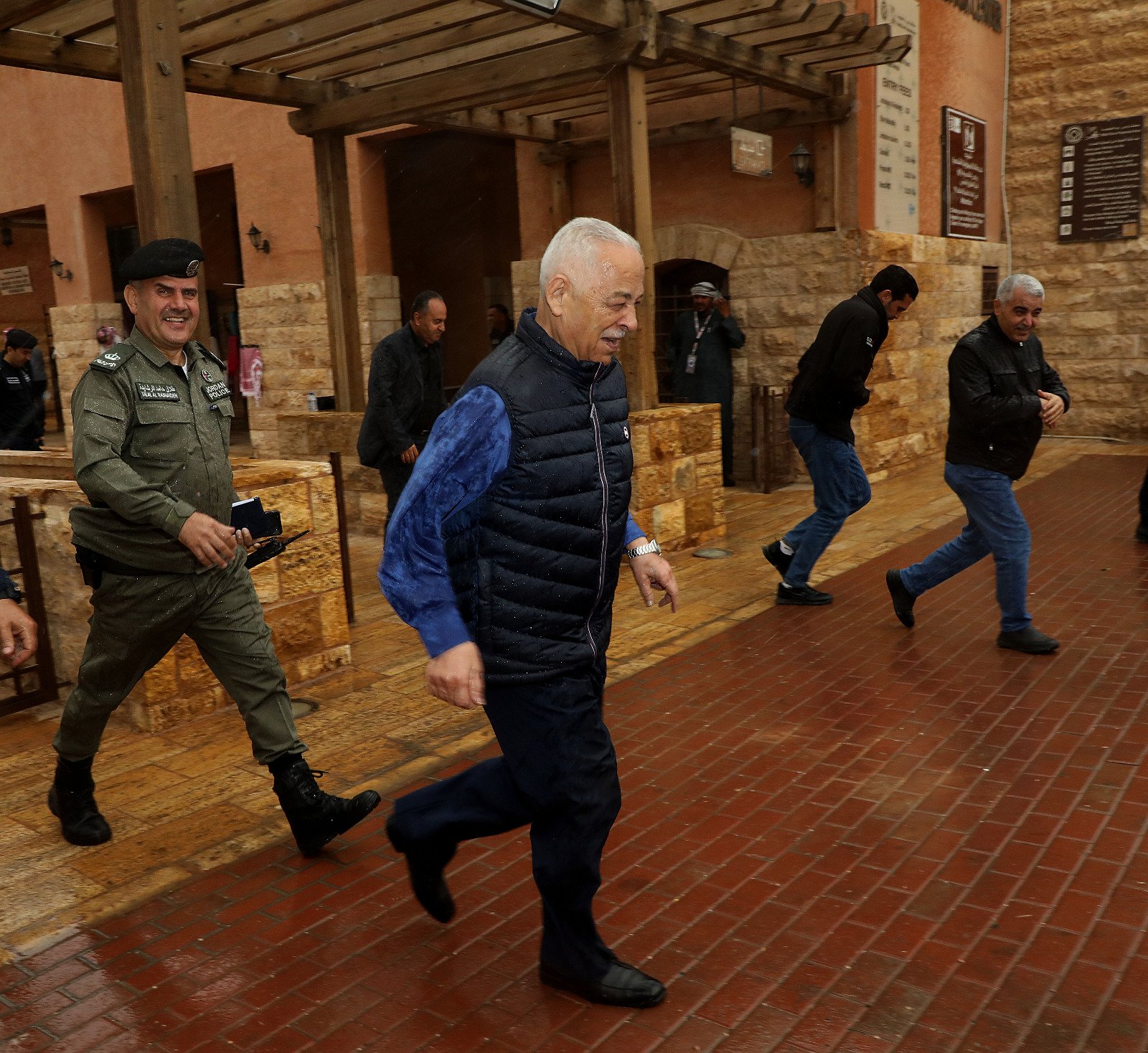 بالصور … العيسوي  يلتقي مجموعة من اهالي منطقة وادي رم والديسه والشاكريه والصالحيه في مركز زوار وادي رم