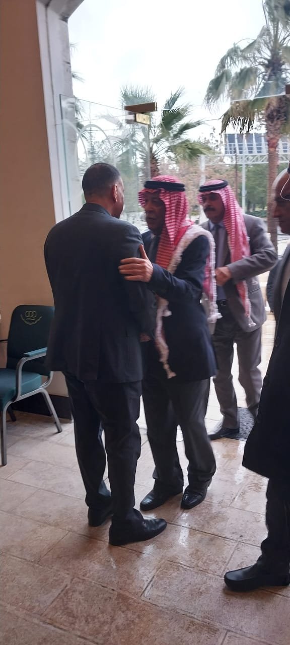 مندوبا عن الملك العيسوي يقدم واجب العزاء لعشيرة الفراية