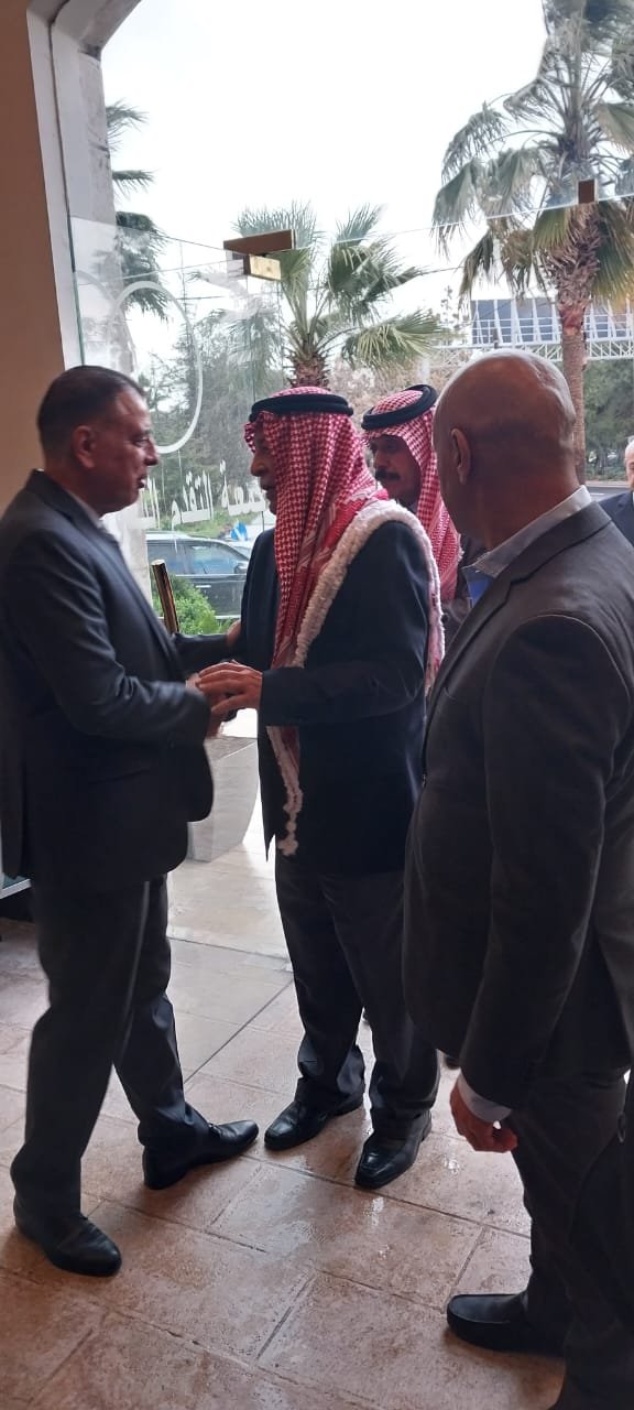 صورة حول : مندوبا عن الملك العيسوي يقدم واجب العزاء لعشيرة الفراية مندوبا عن الملك العيسوي يقدم واجب العزاء لعشيرة الفراية