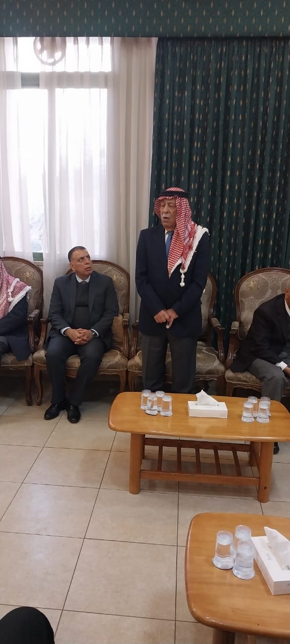 مندوبا عن الملك العيسوي يقدم واجب العزاء لعشيرة الفراية