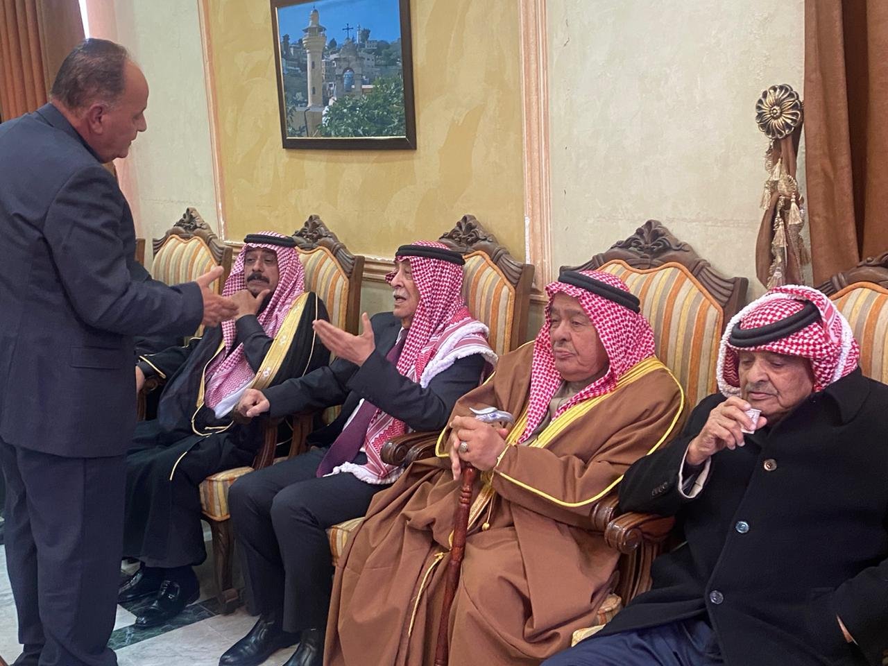 مندوبا عن الملك .. العيسوي يعزي عشيرة القطيشات