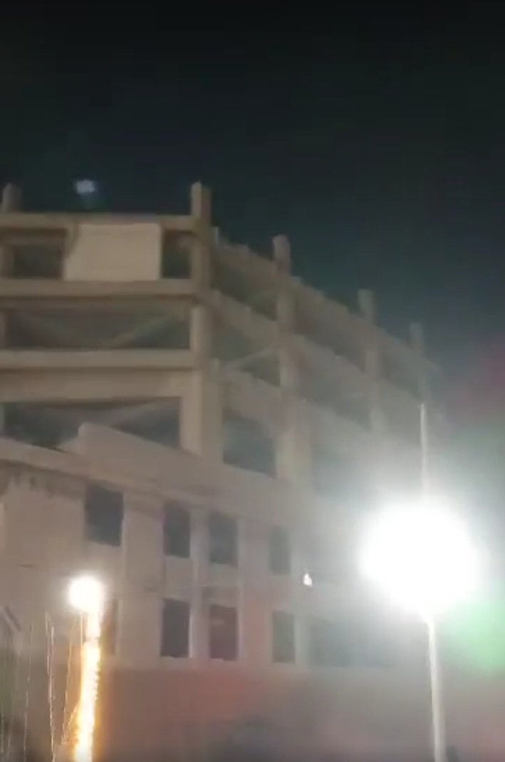 صور ... مواطن يهدد بالانتحار في طبربور ويطلب مقابلة مدير الأمن شخصيا