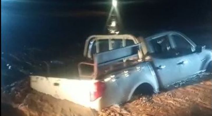 إنقاذ شخص حاصرته السيول في الديسة - فيديو