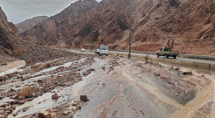 الأشغال تتعامل مع تدفق السيول في العقبة