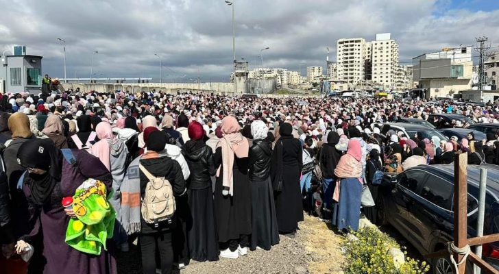 صورة حول : الاحتلال يعرقل وصول الفلسطينيين إلى المسجد الأقصى الاحتلال يعرقل وصول الفلسطينيين إلى المسجد الأقصى