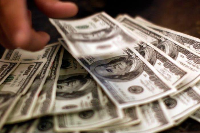 الدولار يسقط ويقترب من خسارة 2%