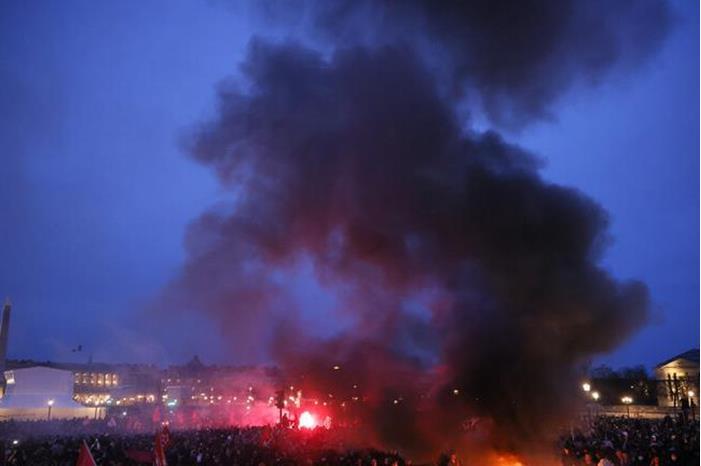 صورة حول : الغضب ينتشر في فرنسا بسبب تمرير قانون ماكرون للتقاعد الغضب ينتشر في فرنسا بسبب تمرير قانون ماكرون للتقاعد