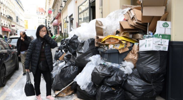 صورة حول : القمامة تملأ شوارع العاصمة الفرنسية باريس بسبب الإضراب القمامة تملأ شوارع العاصمة الفرنسية باريس بسبب الإضراب