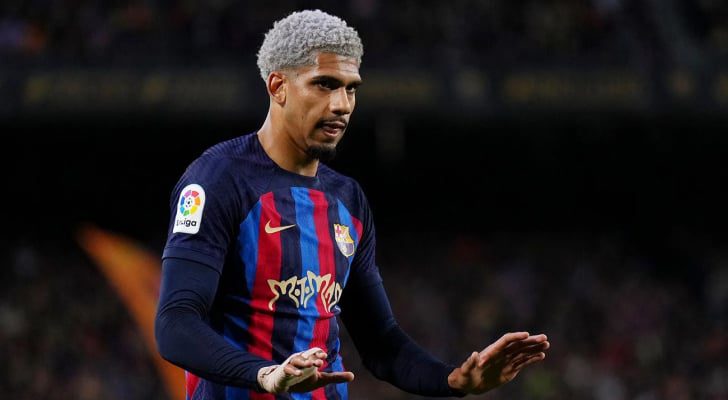 برشلونة يعلن إصابة مدافعه أراوخو