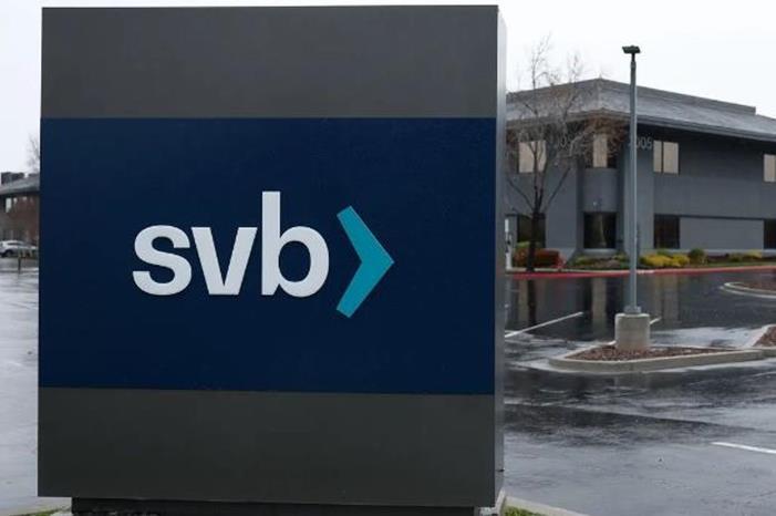 بنوك أميركية تطالب الحكومة بحماية كل ودائعها لتفادي عدوى SVB