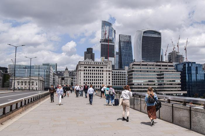 صورة حول : جنون الإيجارات يدفع فناناً بريطانياً للعيش بصندوق قمامة جنون الإيجارات يدفع فناناً بريطانياً للعيش بصندوق قمامة