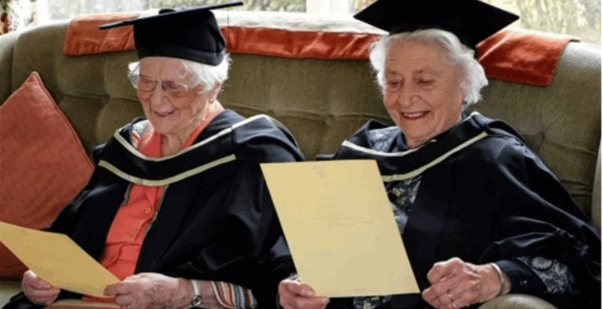 صورة حول : سيدتان تحصلان على الشهادة الجامعية بعد 60 عاما على تخرجهما في بريطانيا احداهن عمرها ١٠١ عاما سيدتان تحصلان على الشهادة الجامعية بعد 60 عاما على تخرجهما في بريطانيا احداهن عمرها ١٠١ عاما