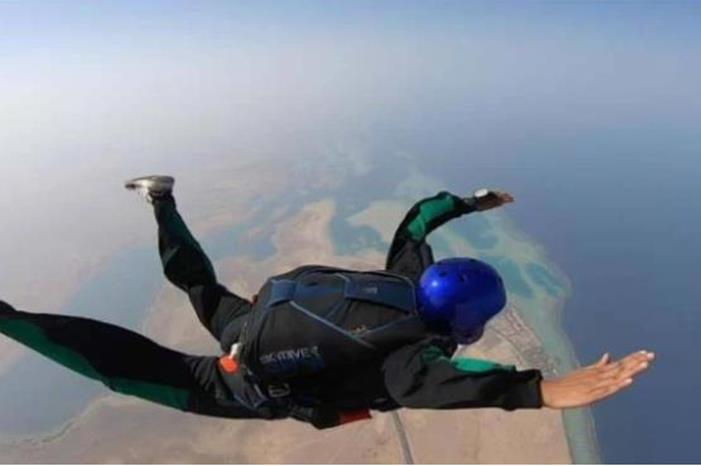 صورة حول : شاهد أول سعودية تقفز من ارتفاع 15 ألف قدم شاهد أول سعودية تقفز من ارتفاع 15 ألف قدم
