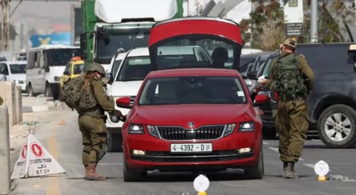شرطة الاحتلال تحتجز جندي للاشتباه بتهريب فلسطينيين مقابل المال