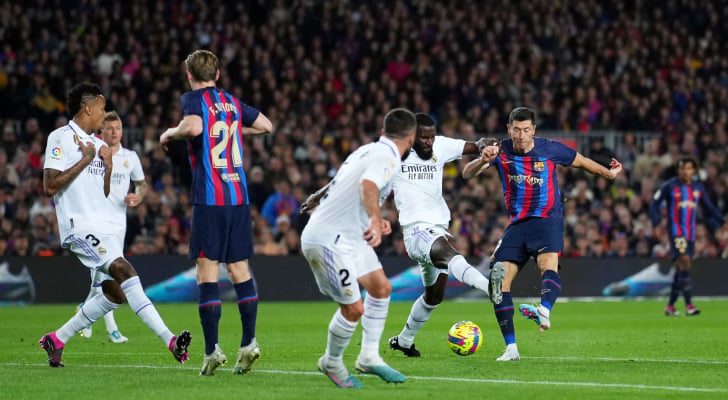 عرض زواج يخطف الأنظار في الكلاسيكو بين برشلونة وريال مدريد