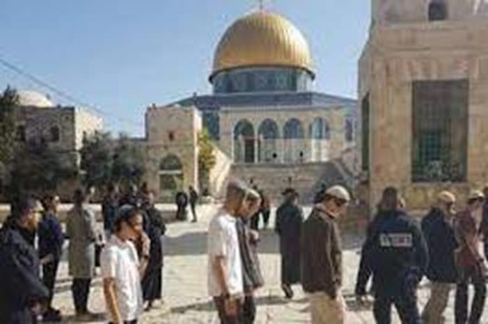 صورة حول : عشرات المستوطنين يقتحمون المسجد الأقصى بحراسة شرطة الاحتلال عشرات المستوطنين يقتحمون المسجد الأقصى بحراسة شرطة الاحتلال