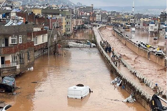 صورة حول : فضّل تصويره على إنقاذه من الغرق في تركيا .. فيديو يستفز التواصل فضّل تصويره على إنقاذه من الغرق في تركيا .. فيديو يستفز التواصل
