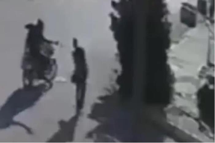 فيديو لا يوصف.. أفرغ رصاصه بصدره وسط الشارع في العراق