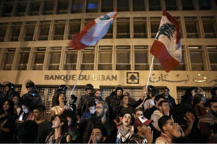 صورة حول : مظاهرات أمام مصرف لبنان احتجاجا على الأوضاع الاقتصادية مظاهرات أمام مصرف لبنان احتجاجا على الأوضاع الاقتصادية